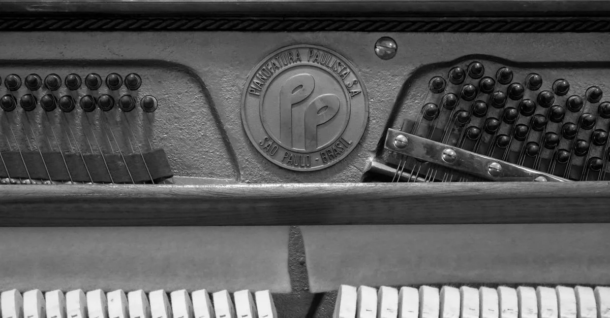 Gros plan détaillé des composants internes du piano Pianofatura Paulista présentant les cordes et les marteaux.
