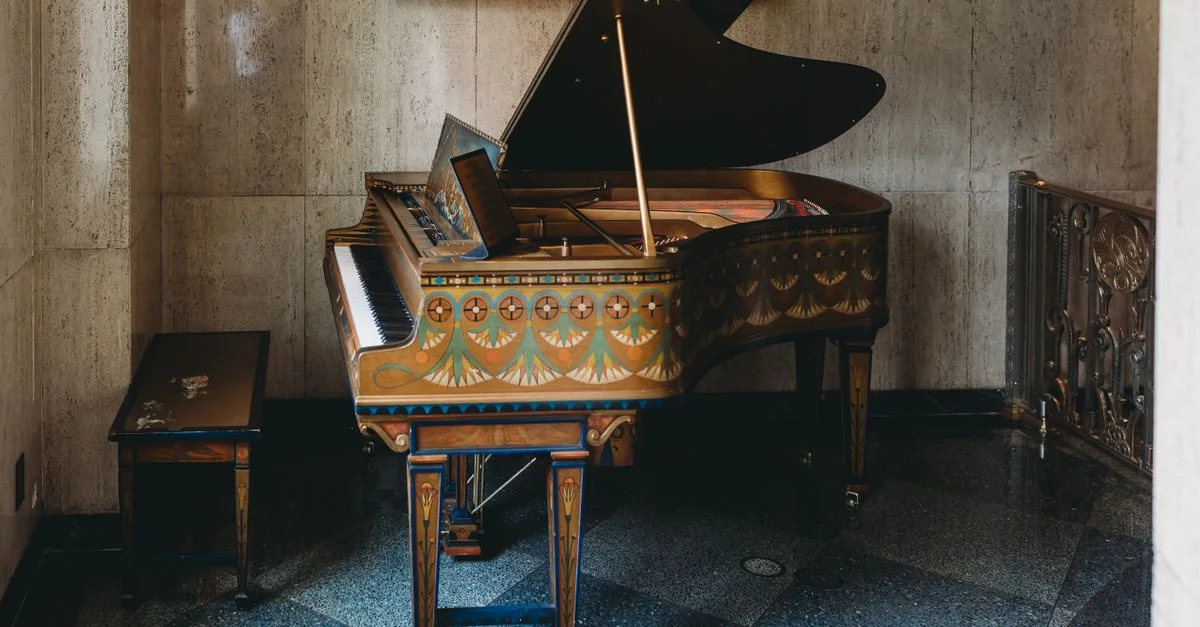 Piano vintage orné avec un design complexe dans un cadre intérieur élégant, Indianapolis.