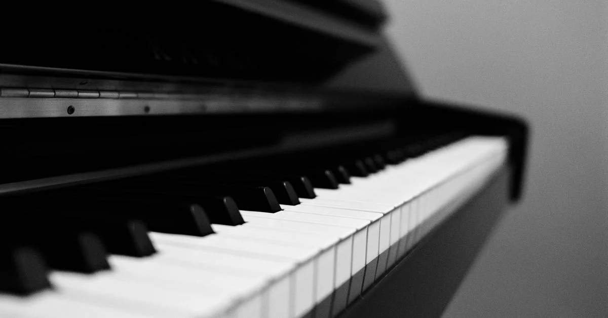 Photo élégante en noir et blanc capturant la beauté intemporelle des touches de piano. Idéal pour les amateurs de musique.
