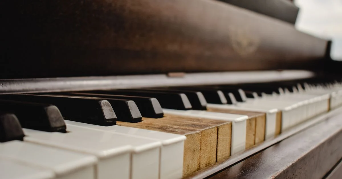 Vue détaillée des touches de piano vintage montrant la texture et le vieillissement à l'intérieur.