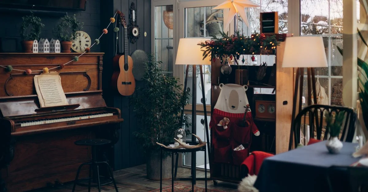 Salon chaleureux et festif avec un piano, des décorations et une étoile de Noël.