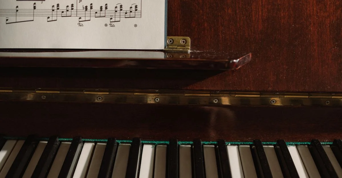 Gros plan détaillé des touches de piano et des partitions, idéal pour des thèmes musicaux.