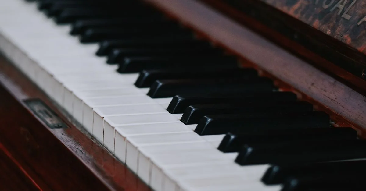 Image de haute qualité d'un clavier de piano, mettant en valeur les touches et le grain du bois. Idéale pour les thèmes musicaux.